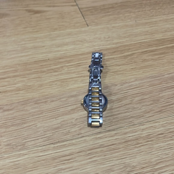 GUCCI SILVER AND GOLD WATCH - Picture 5 of 6